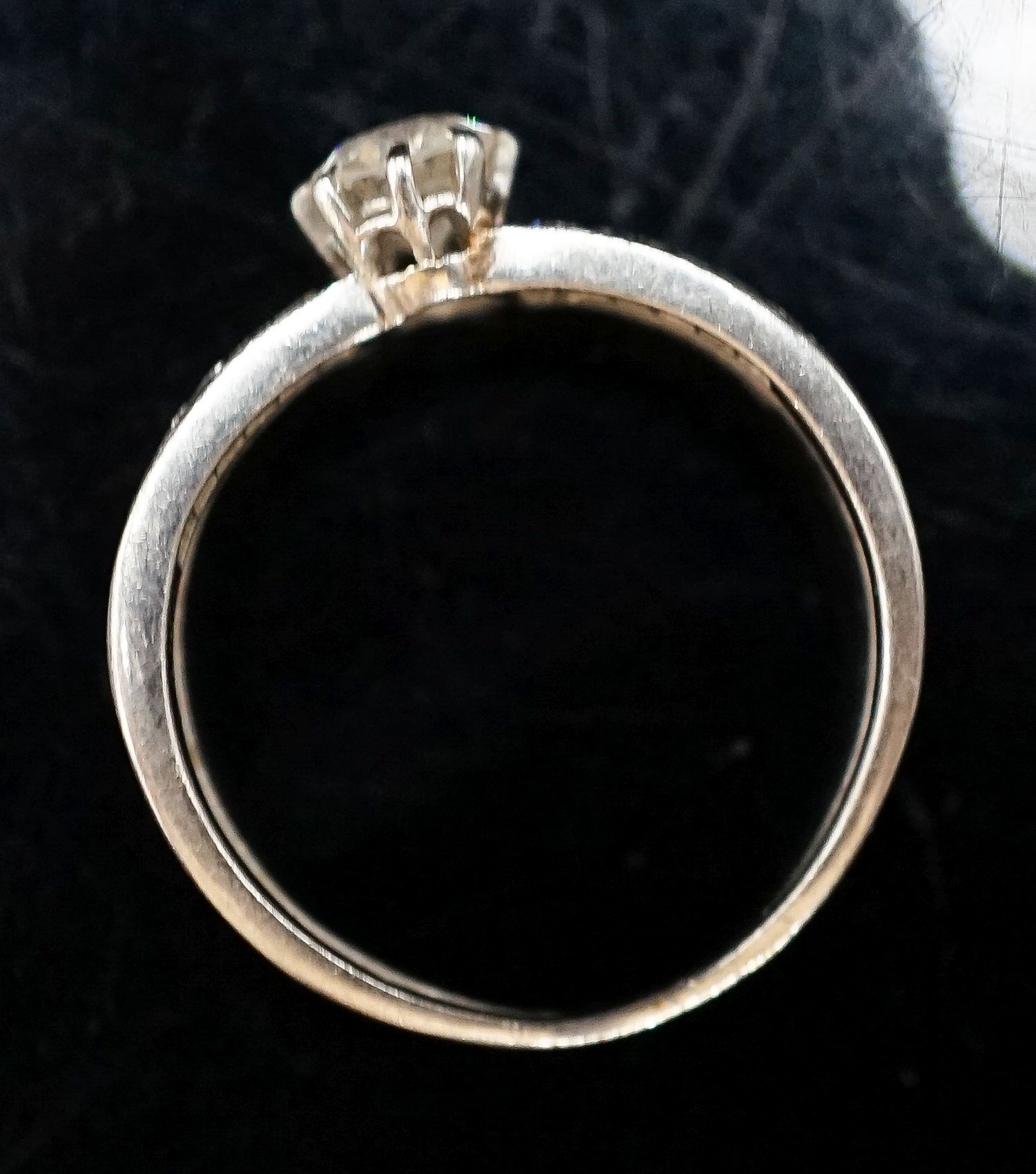 A yellow metal and single stone diamond ring, with diamond chip set split shoulders, size K, gross 3.2 grams.